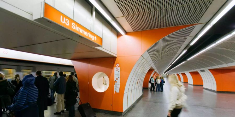 Reisende warten an der U-Bahn-Station am Westbahnhof in Wien auf die nächste Bahn.