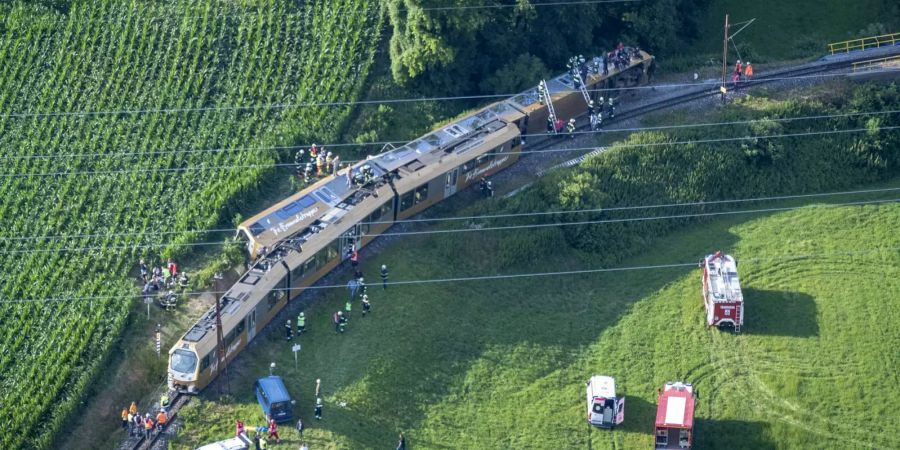 Um 7 Uhr morgens sind vor allem Pendler und Schulkinder im Zug der österreichischen Mariazellerbahn.