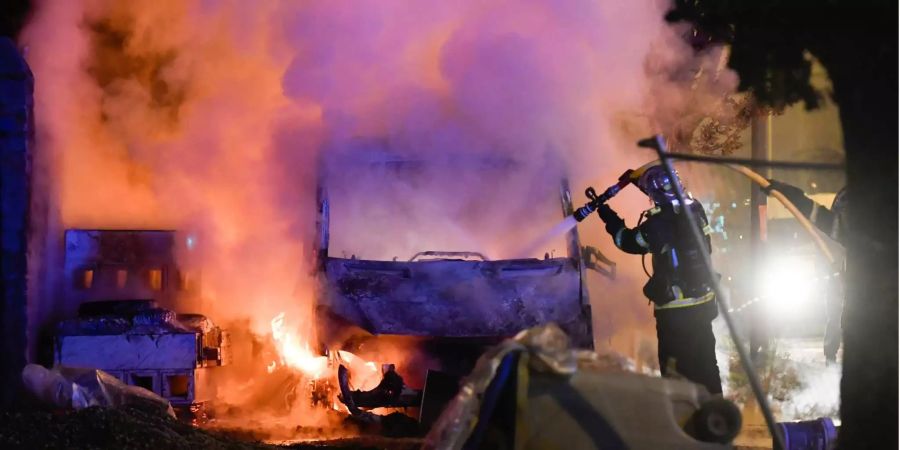 Krawalle nach tödlichem Polizeieinsatz in Nantes in der Nacht auf Mittwoch.