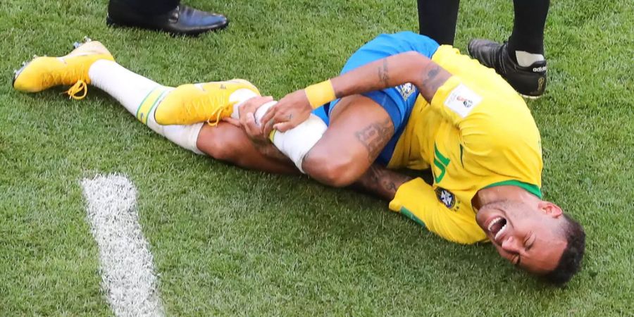 Neymar liegt während einem Spiel am Boden.