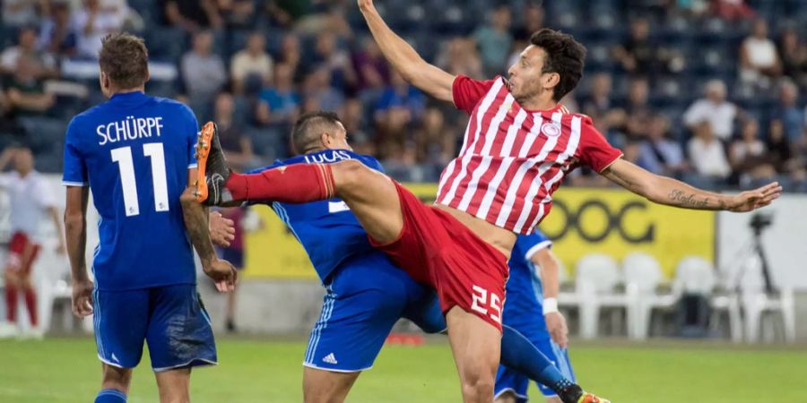 Pascal Schuerpf von Luzern (links) und Roderick (rechts) von Olympiakos Piräus beim Europa-League Spiel zwischen Greece`s Olympiakos Piräus gegen die Schweizer FC Luzern.