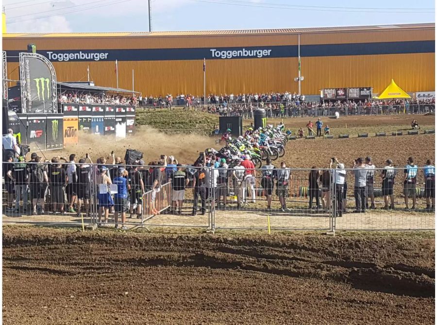 Der Start zum zweiten Rennen des Motocross Grand-Prix in Frauenfeld.