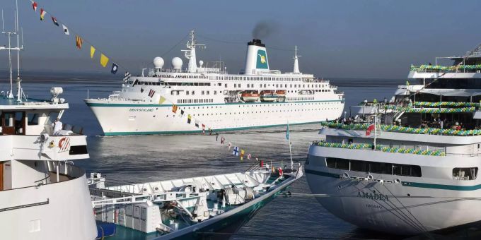 Das Kreuzfahrtschiff «Deutschland» fährt an der schon festgemachten «Amadea» und «Albatros» vorbei, um ebenfalls am Columbus-Kai in Bremerhaven (D) festzumachen. Das Kreuzfahrtschiff «Deutschland» fährt an der schon festgemachten «Amadea» und «Albatros» vorbei, um ebenfalls am Columbus-Kai in Bremerhaven (D) festzumachen.