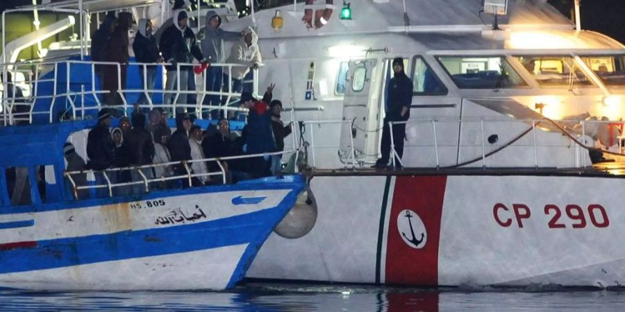 Tunesische Flüchtlinge auf einem Boot.