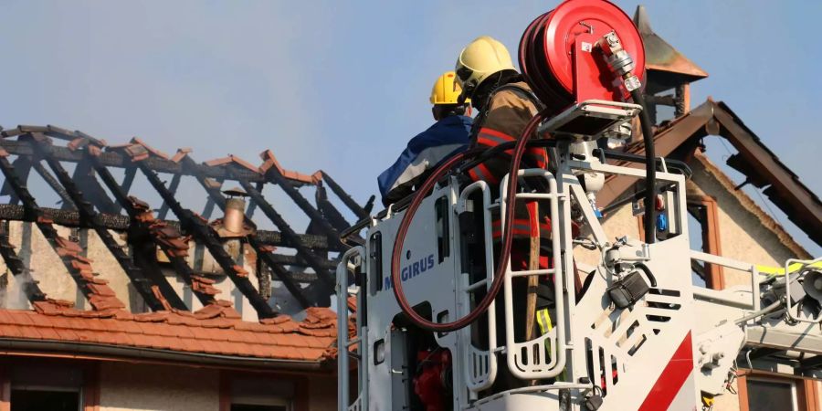 Die Feuerwehr löscht den brennenden Dachstock.