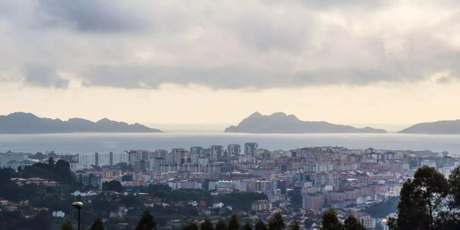 Die Stadt Vigo (ES) bei Abenddämmerung.