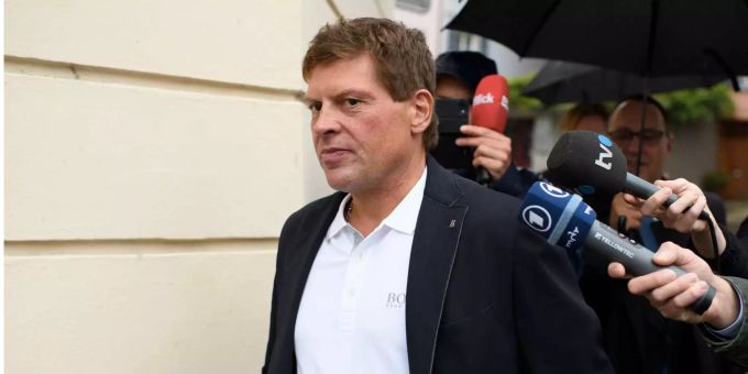 Polizei Frankfurt (D) - Jan Ullrich in Psychiatrie eingewiesen