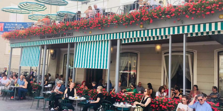 Sehen und gesehen werden im Café Tomaselli, das seit 1700 besteht.