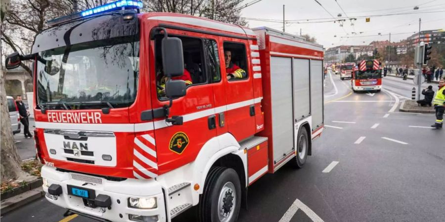 Die Feuerwehren Bern, Stetten, Worb und Vechigen konnten zwar das Übergreifen des Feuers auf andere Häuser verhindern, der Landwirtschaftsbetrieb wurde aber komplett zerstört. (Symbolbild)