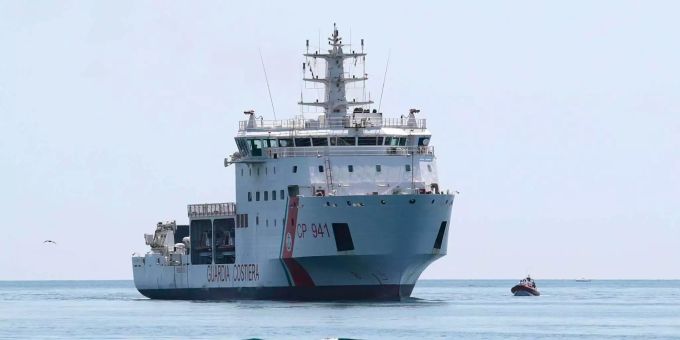 Die Flüchtlinge dürfen das Schiff verlassen. Die Flüchtlinge dürfen das Schiff verlassen.