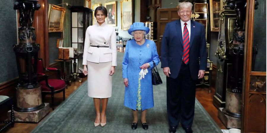 Die Queen und das amerikanische Präsidenten-Paar posieren für die Fotografen im Schloss Windsor.