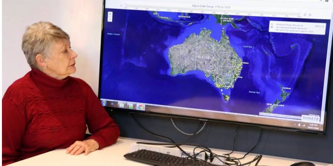Die Geschichtsprofessorin Lyndall Ryan zeigt auf der Karte, wo Massaker an Aborigines verübt wurden. Die Geschichtsprofessorin Lyndall Ryan zeigt auf der Karte, wo Massaker an Aborigines verübt wurden.