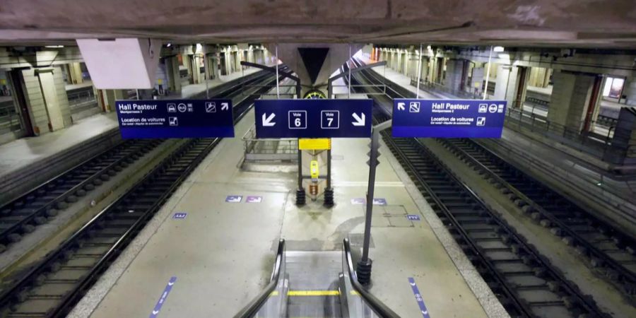 Leere Bahnsteige und Eisenbahnschienen sind am Bahnhof Montparnasse in Paris zu sehen.