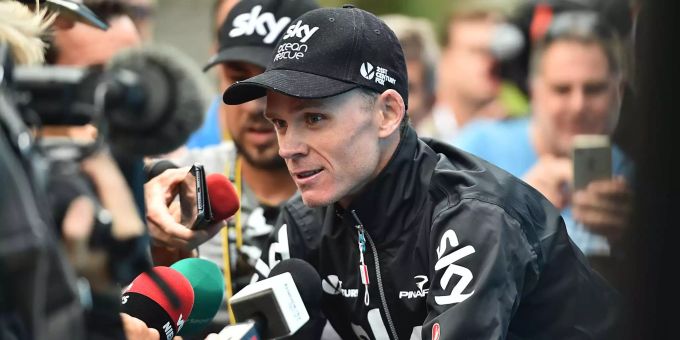 An der Pressekonferenz nach der 17. Etappe der Tour de France hat Chris Froome sein Lächeln wiedergefunden. An der Pressekonferenz nach der 17. Etappe der Tour de France hat Chris Froome sein Lächeln wiedergefunden.