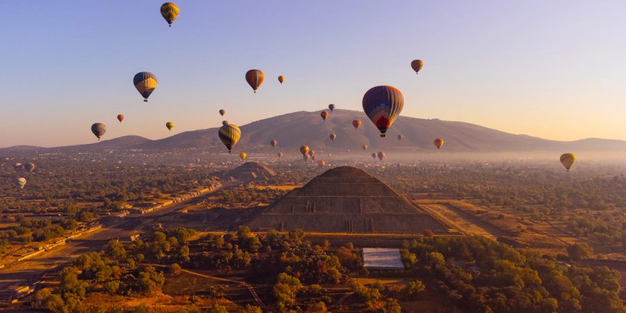 Heissluftballon über der Pyramide von Teotihuacan, Mexiko.