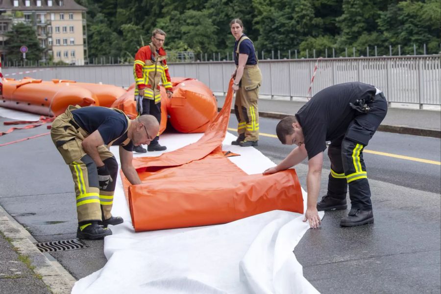 Die Feuerwehr stellt zum Schutz vor dem Hochwasser Beaver im Berner Matte-Quartier auf am 15. Juli 2021. Foto: Marcel Bieri