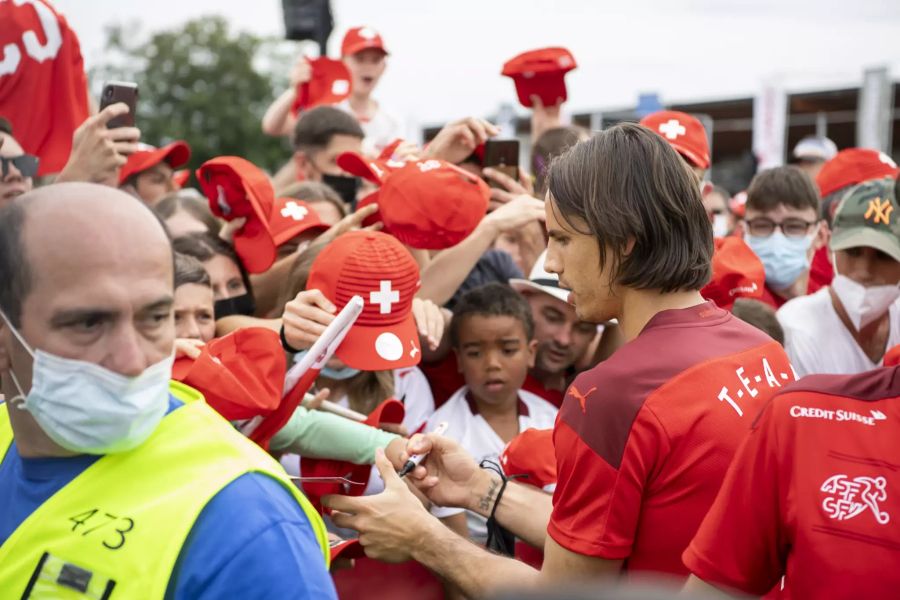 Nach der Rückkehr von der Euro 2020 verteilt Sommer Autogramme.