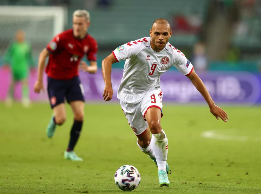 Martin Braithwaite zieht mit dem Ball in Richtung Tor der Tschechen.