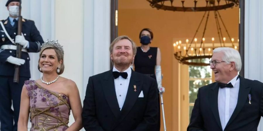 Frank-Walter Steinmeier (r) begrüsst König Willem-Alexander und Königin Máxima vor dem Schloss Bellevue zu einem Staatsbankett. Elke Büdenbender, Ehefrau von Bundespräsident Steinmeier, wartet wegen eines gebrochenen Mittelfusses an der Tür. Foto: Bernd von Jutrczenka/dpa