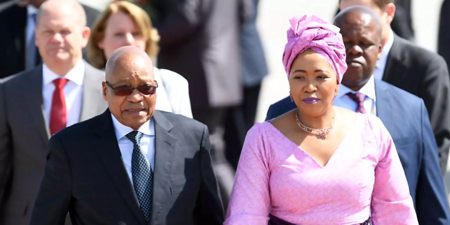 ARCHIV - Jacob Zuma (l), Ex-Präsident von Südafrika, und seine Frau Tobeka Madiba-Zuma beim G-20-Gipfel 2017 in Hamburg. Foto: Bernd Von Jutrczenka/dpa