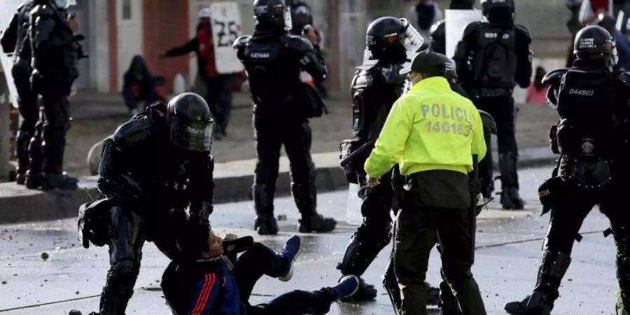 Die Polizei verhaftet einen Demonstranten während eines Anti-Regierungs-Protests in Bogotá. Foto: Leonardo Munoz/AP/dpa