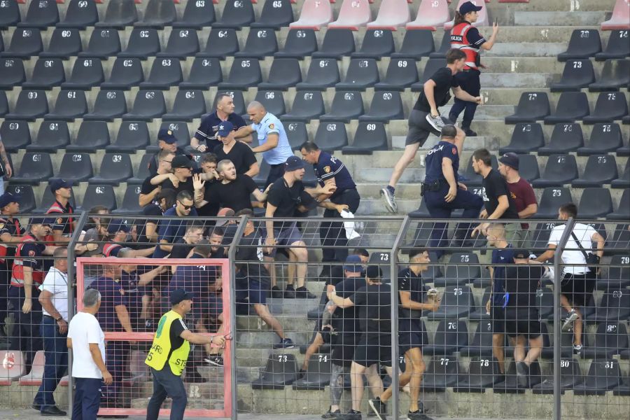 Die Polizei schmeisst die Fans des FC Basel aus dem Stadion.