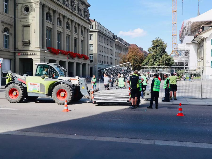 Das Gebäude wird vorläufig eingezäunt.