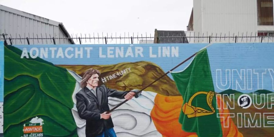 Ein Graffiti an einer der Peace Walls (Friedensmauern) wirbt für eine Wiedervereinigung Nordirlands mit der Republik Irland. Foto: Larissa Schwedes/dpa