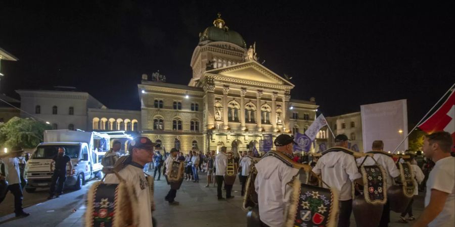 In Bern demonstrierten tausende Menschen gegen die Ausweitung der Zertifikatspflicht.