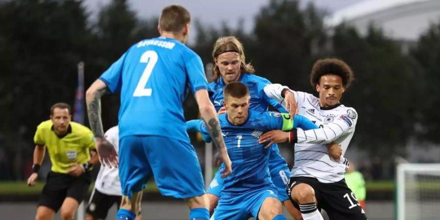 War bei der Nationalmannschaft gut in Form: Leroy Sané (r). Foto: Christian Charisius/dpa