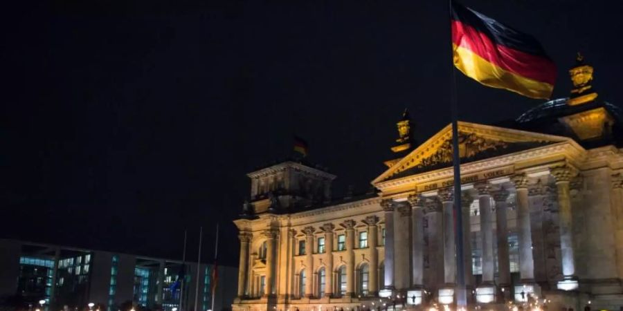 Zahlreiche Soldaten stehen bei einem Grossen Zapfenstreich vor dem Reichstagsgebäude in Berlin. Foto: picture alliance / dpa