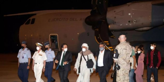 Spaniens Aussenminister mit afghanischen Flüchtlingen Spaniens Aussenminister mit afghanischen Flüchtlingen