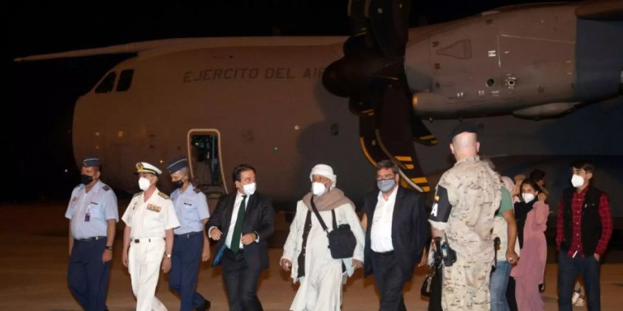 Spaniens Aussenminister mit afghanischen Flüchtlingen
