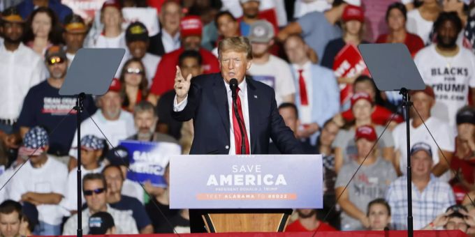 Während einer Rally wird der ehemalige US-Präsident Donald Trump von seinen Anhängern ausgebuht. Donald Trump
