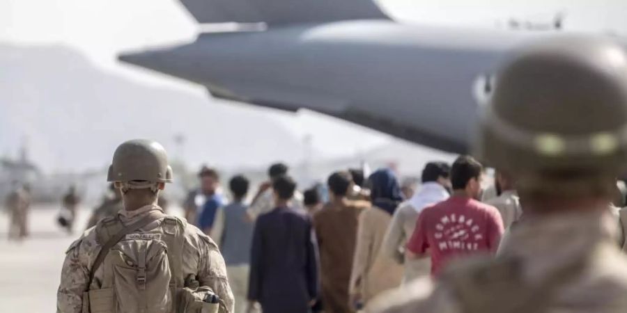 US-Marines begleiten in Kabul Familien zu einem Evakuierungsflug. Foto: Sgt. Samuel Ruiz/U.S. Marine/Planet Pix via ZUMA Press Wire/dpa