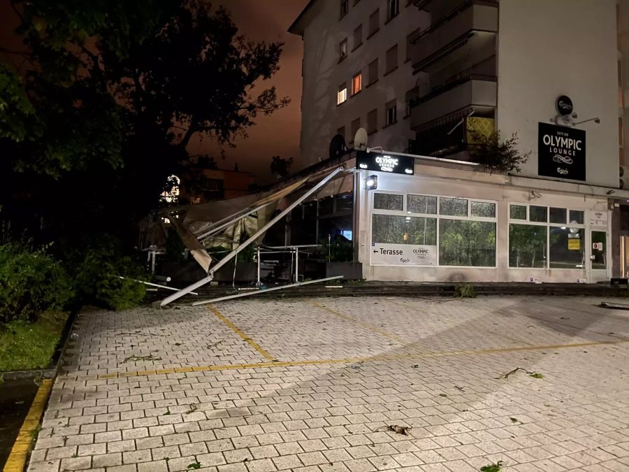 Ein Baum krachte auf den Sonnenstoren einer Bar.