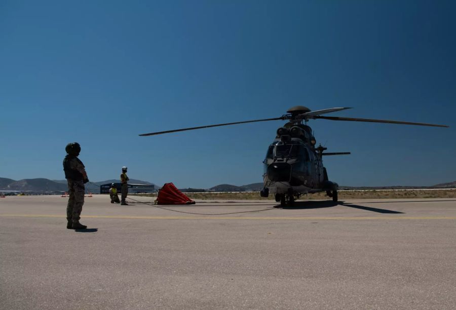 Ready for Take-off: Der Super Puma wartet auf die Starterlaubnis, daneben der rote «Bambi-Bucket».