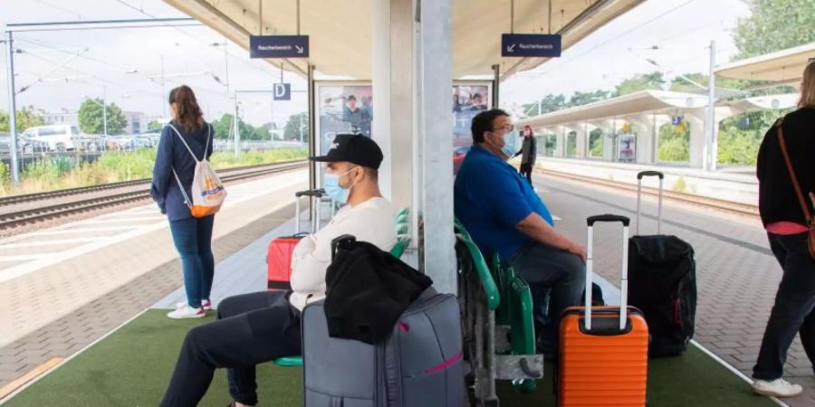 Fahrgäste warteten in Wolfsburg vergeblich auf einen ICE in Fahrtrichtung Berlin. Foto: Julian Stratenschulte/dpa