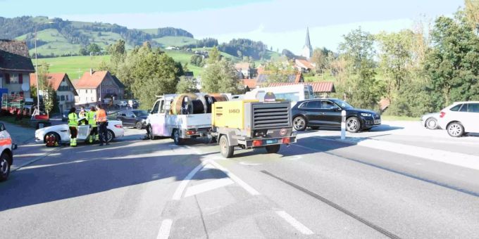Unfall zwischen Lieferwagen und Auto in Ricken.