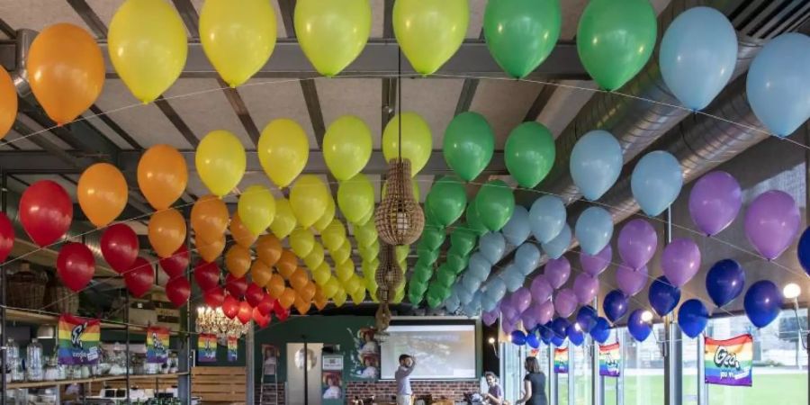 Bunte Luftballons hängen in einem Lokal der Befürworter für eine «Ehe für alle» in Bern. Foto: Peter Schneider/KEYSTONE/dpa