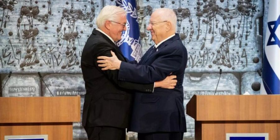 Bundespräsident Frank-Walter Steinmeier (l) und Reuven Rivlin, Staatspräsident von Israel, umarmen sich nach einer Pressekonferenz. Foto: Kay Nietfeld/dpa