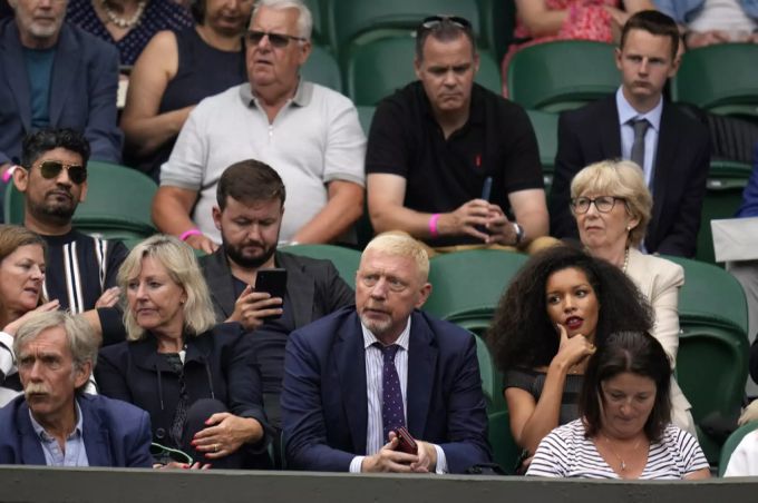 Boris Becker verfolgt die Spiele in Wimbledon nicht alleine. Boris Becker