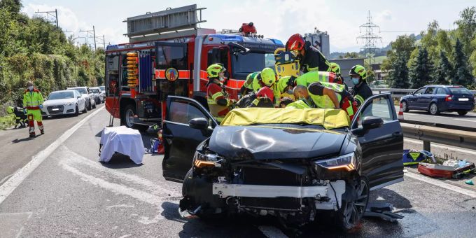 Alle sechs Unfallbeteiligten sind verletzt. Zuger Polizei