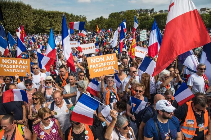 Demonstranten halten französische Flaggen und Plakate hoch bei einer Demonstration der rechtsgerichteten Partei «Les Patriotes» gegen den Gesundheitspass und die restlichen Massnahmen gegen das Coronavirus. Coronavirus