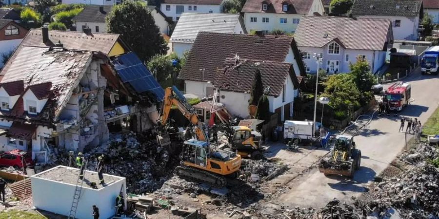 Zwei Bagger und ein Radlader bei den Bergungsarbeiten in Rohrbach. Foto: Vifogra/dpa