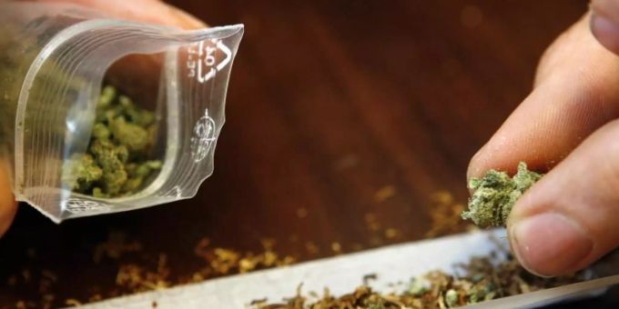 Grünen-Kanzlerkandidatin Baerbock ist für eine kontrollierte Freigabe von Cannabis. Foto: Daniel Karmann/dpa Grünen-Kanzlerkandidatin Baerbock ist für eine kontrollierte Freigabe von Cannabis. Foto: Daniel Karmann/dpa