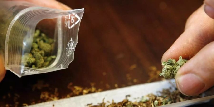 Grünen-Kanzlerkandidatin Baerbock ist für eine kontrollierte Freigabe von Cannabis. Foto: Daniel Karmann/dpa
