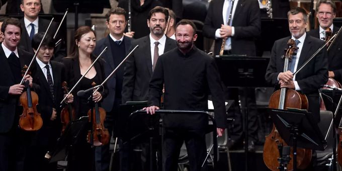 Kirill Petrenko (M), Chefdirigent und künstlerischer Leiter der Berliner Philharmoniker, steht mit den Philharmoniker auf der Waldbühne. Der Dirigent Petrenko dirigiert die Berliner Philharmoniker zum ersten mal in der Waldbühne. Foto: Fabian Sommer/dpa Kirill Petrenko (M), Chefdirigent und künstlerischer Leiter der Berliner Philharmoniker, steht mit den Philharmoniker auf der Waldbühne. Der Dirigent Petrenko dirigiert die Berliner Philharmoniker zum ersten mal in der Waldbühne. Foto: Fabian Sommer/dpa
