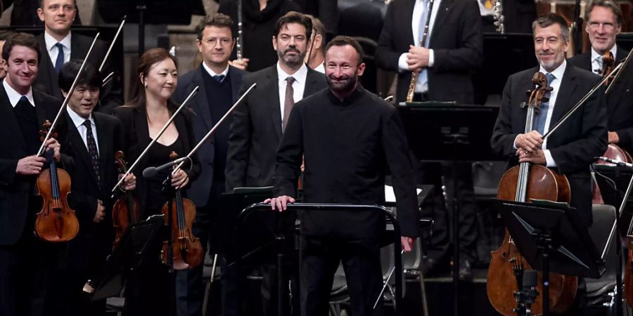 Kirill Petrenko (M), Chefdirigent und künstlerischer Leiter der Berliner Philharmoniker, steht mit den Philharmoniker auf der Waldbühne. Der Dirigent Petrenko dirigiert die Berliner Philharmoniker zum ersten mal in der Waldbühne. Foto: Fabian Sommer/dpa