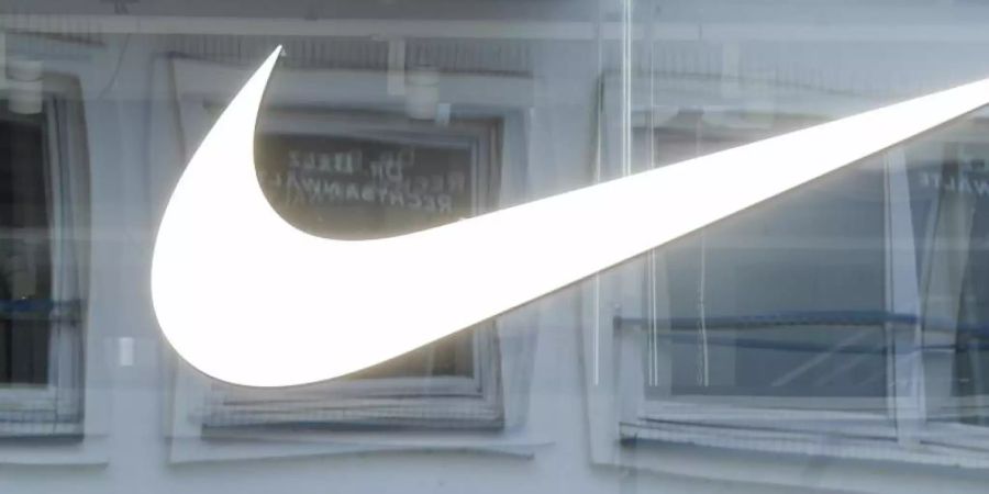 Das Geschäft von Nike wächst mit den Lockerungen von Corona-Beschränkungen. Foto: Axel Heimken/dpa